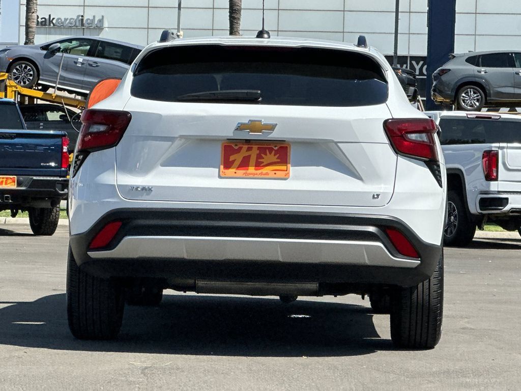 Used 2025 Chevrolet Trax LT FWD image 4