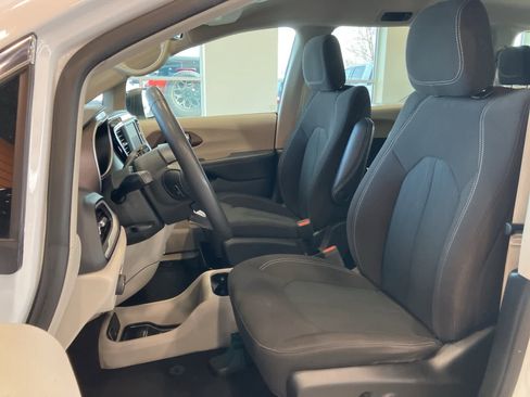 Used 2024 Chrysler Voyager LX image 10