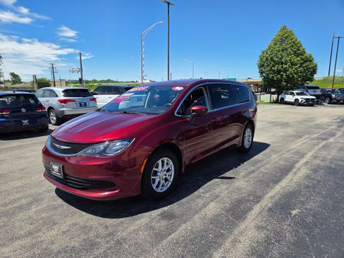 Used 2020 Chrysler Voyager LX FWD image 3