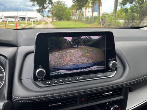 Used 2025 Nissan Rogue SV FWD image 25