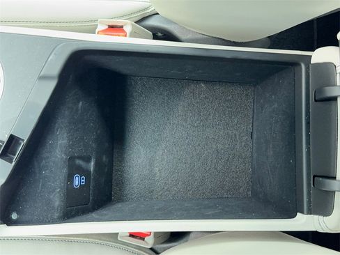 Used 2025 Genesis G70 2.5T image 33