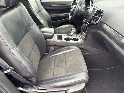 Used 2019 Jeep Grand Cherokee Altitude RWD image 12