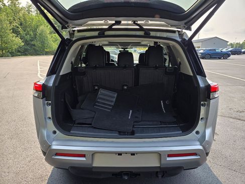Used 2025 Nissan Pathfinder Platinum AWD/4WD image 9