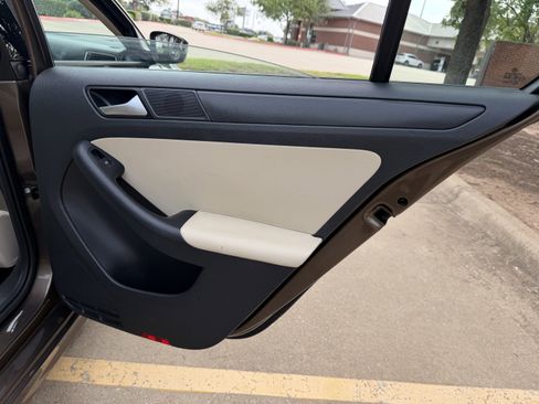 Used 2014 Volkswagen Jetta SE FWD image 12