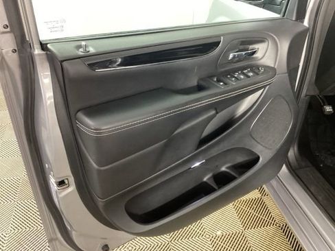 Used 2018 Dodge Grand Caravan SXT w/ Blacktop Package image 15