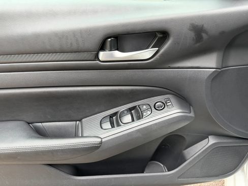 Used 2025 Nissan Altima 2.5 SV FWD image 18