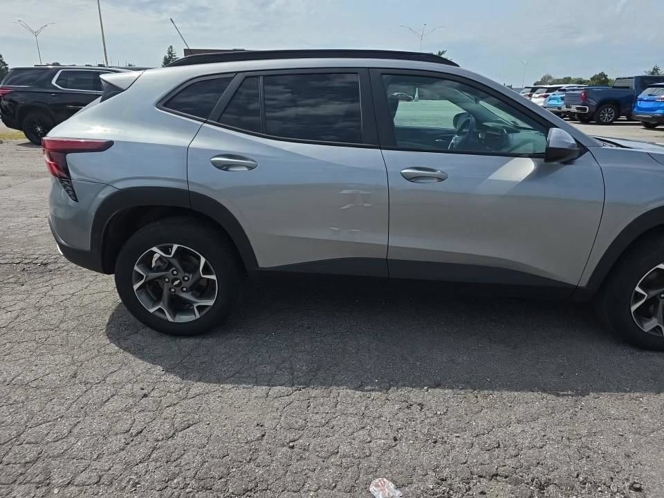 Used 2025 Chevrolet Trax LT w/ Driver Confidence Package FWD image 2