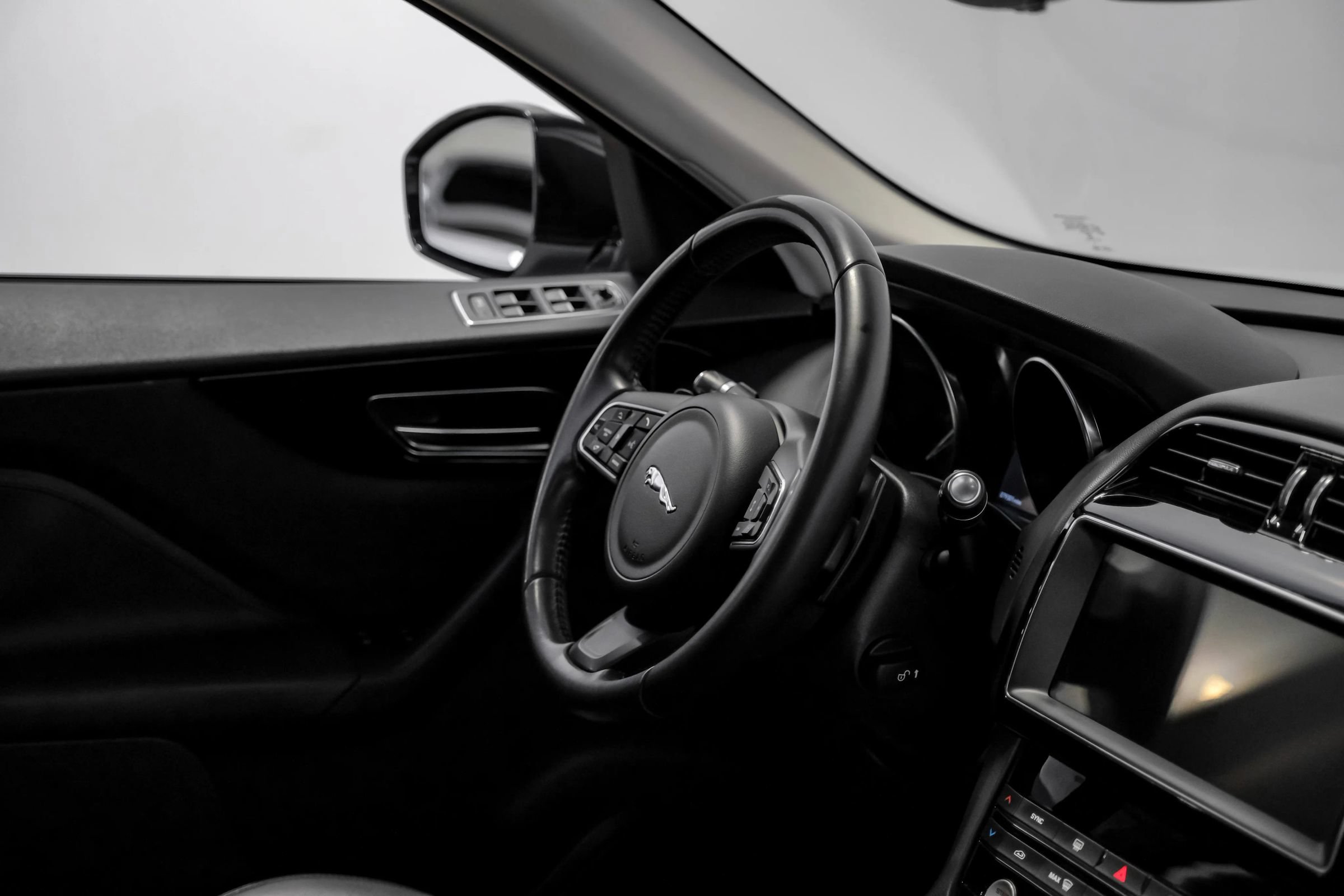 Used 2019 Jaguar F-PACE Premium AWD/4WD image 8