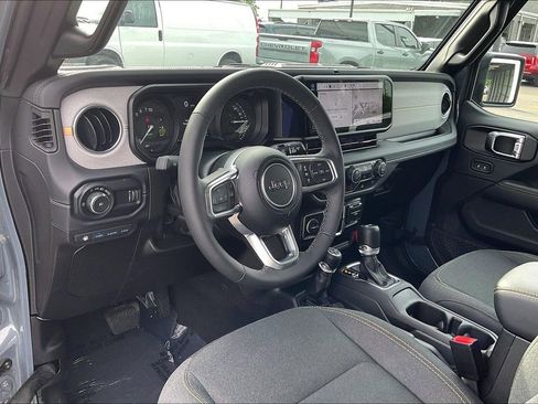 Used 2025 Jeep Wrangler Unlimited Sahara AWD/4WD image 19