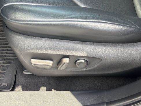 Used 2023 Toyota Highlander XLE FWD image 15
