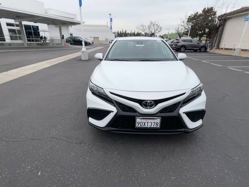 Used 2023 Toyota Camry SE image 3