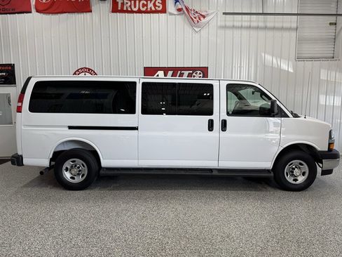 Used 2025 Chevrolet Express 3500 LT w/ LT Preferred Equipment Group RWD image 3