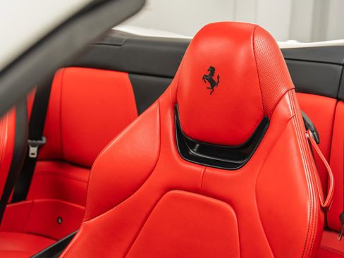 Used 2020 Ferrari Portofino image 27