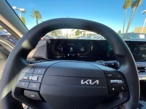 Used 2025 Kia K4 LXS image 38