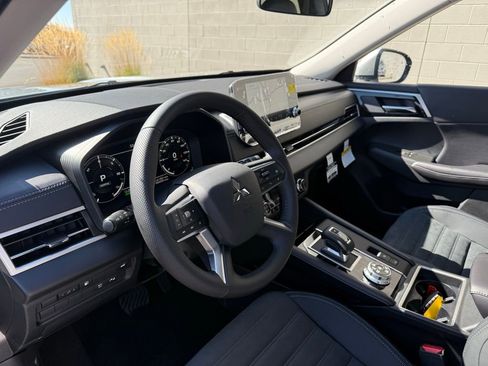 New 2025 Mitsubishi Outlander SE image 18