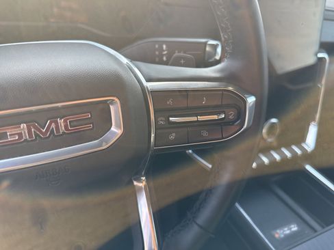 Used 2024 GMC Acadia Elevation image 10