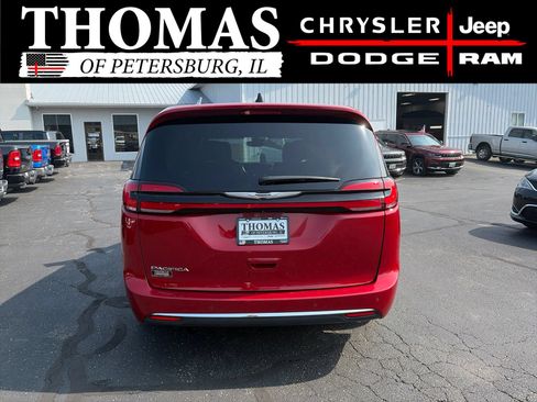 Used 2025 Chrysler Pacifica Select FWD image 6
