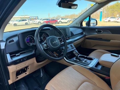 Used 2024 Kia Carnival LX image 13