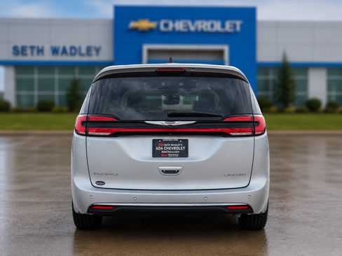 Used 2024 Chrysler Pacifica Limited FWD image 46