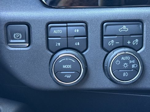 Used 2023 Chevrolet Silverado 1500 LT Trail Boss w/ LPO, Dark Essentials Package AWD/4WD image 38