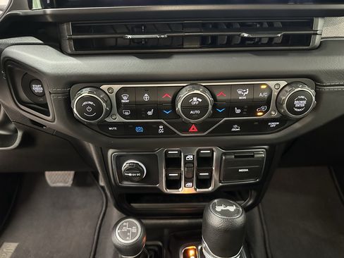 Used 2025 Jeep Wrangler Unlimited Sahara AWD/4WD image 32