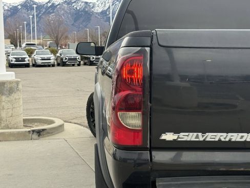 Used 2005 Chevrolet Silverado 2500 LT w/ Heavy-Duty Power Package image 32