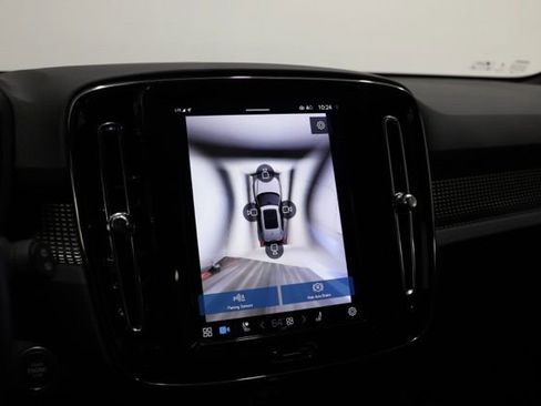 Used 2025 Volvo XC40 B5 Plus image 25