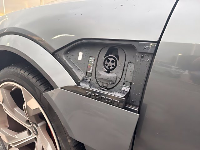 Used 2024 Audi SQ8 e-tron Premium Plus w/ Black Optic Package AWD/4WD image 23