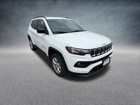 Used 2024 Jeep Compass Latitude AWD/4WD image 8