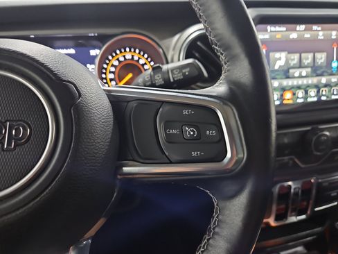 Used 2018 Jeep Wrangler Unlimited Sahara w/ Uconnect 4C Nav & Sound Group AWD/4WD image 25