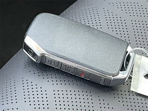 Used 2024 Kia Carnival EX image 31