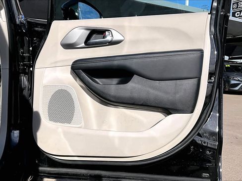 Certified 2024 Chrysler Pacifica Touring-L image 22