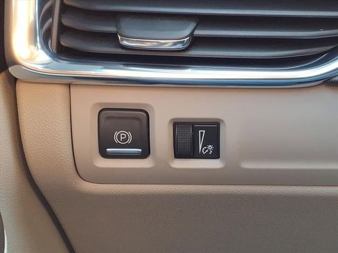 Certified 2023 Cadillac XT4 Luxury w/ Cold Weather Package image 28