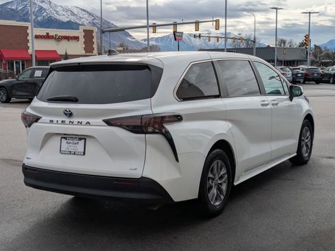 Used 2025 Toyota Sienna LE image 3