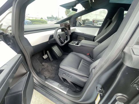Used 2024 Tesla Cybertruck AWD Crew Cab image 5