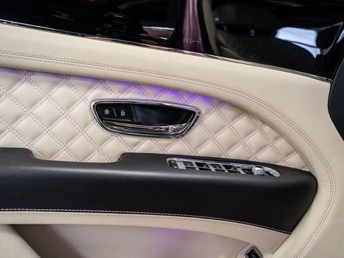 Used 2021 Bentley Bentayga image 32