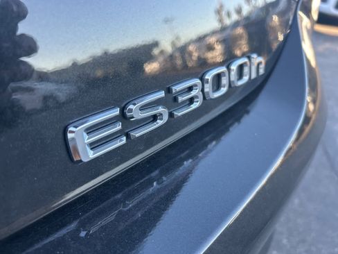 Used 2025 Lexus ES 300h w/ Premium Package image 17