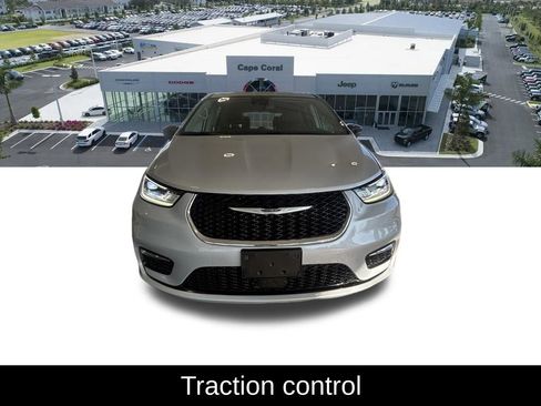 Used 2024 Chrysler Pacifica Touring-L image 10