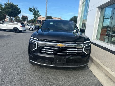 Used 2025 Chevrolet Suburban LT RWD image 5