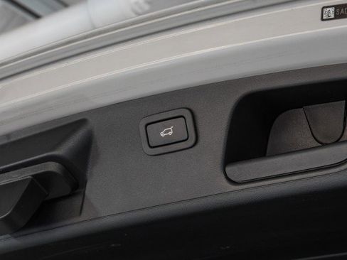 Used 2019 Jaguar E-PACE R-Dynamic SE image 54