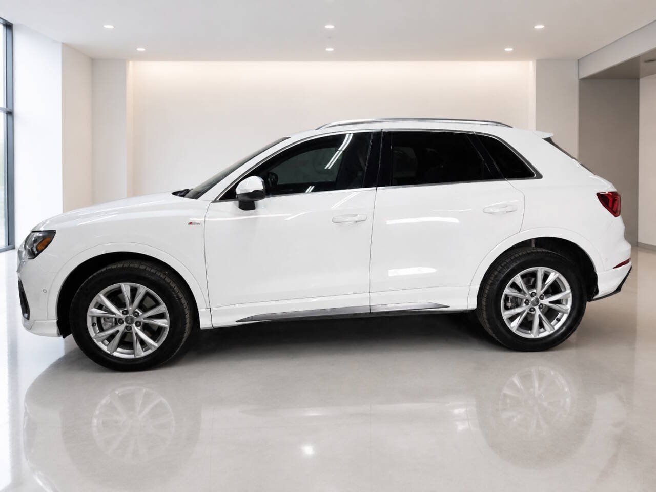 Used 2021 Audi Q3 2.0T Premium Plus w/ Premium Plus Package AWD/4WD image 2
