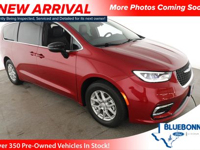 Used 2025 Chrysler Pacifica Select