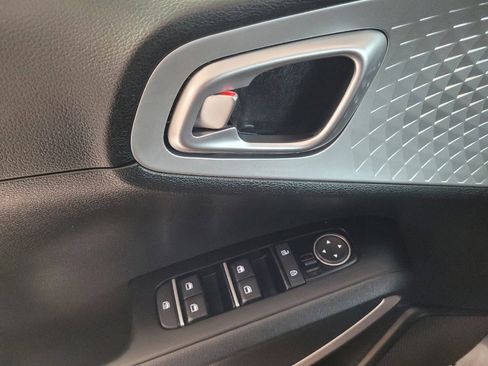 Used 2025 Kia Soul LX w/ LX Technology Package FWD image 27