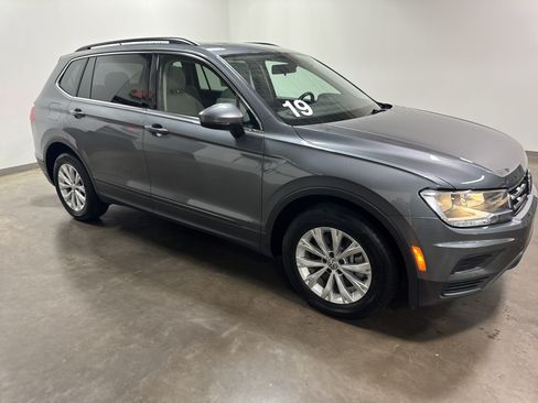 Used 2019 Volkswagen Tiguan SE w/ Panoramic Sunroof Package AWD/4WD image 2