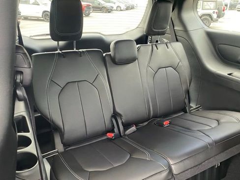 New 2026 Chrysler Pacifica Select image 32
