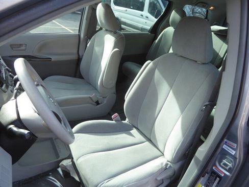 Used 2013 Toyota Sienna L image 17