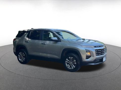 Used 2025 Chevrolet Equinox LT FWD image 2