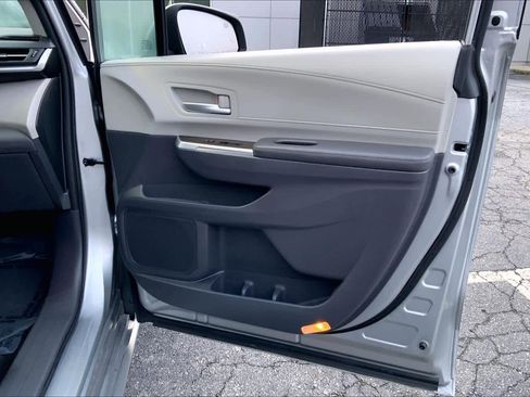 Used 2023 Toyota Sienna XLE image 22