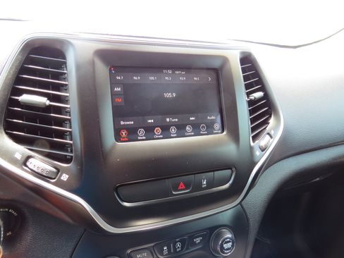 Used 2021 Jeep Cherokee Latitude FWD image 18