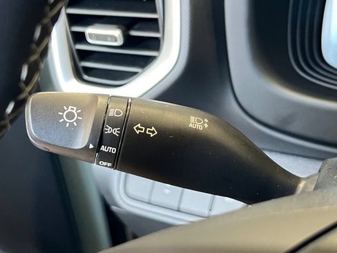 Used 2025 Hyundai Venue SEL FWD image 32
